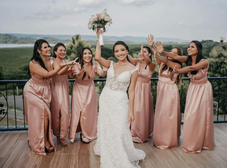 mariée avec ses demoiselles d'honneur fêtant le mariage, ambiance festive et chaleureuse